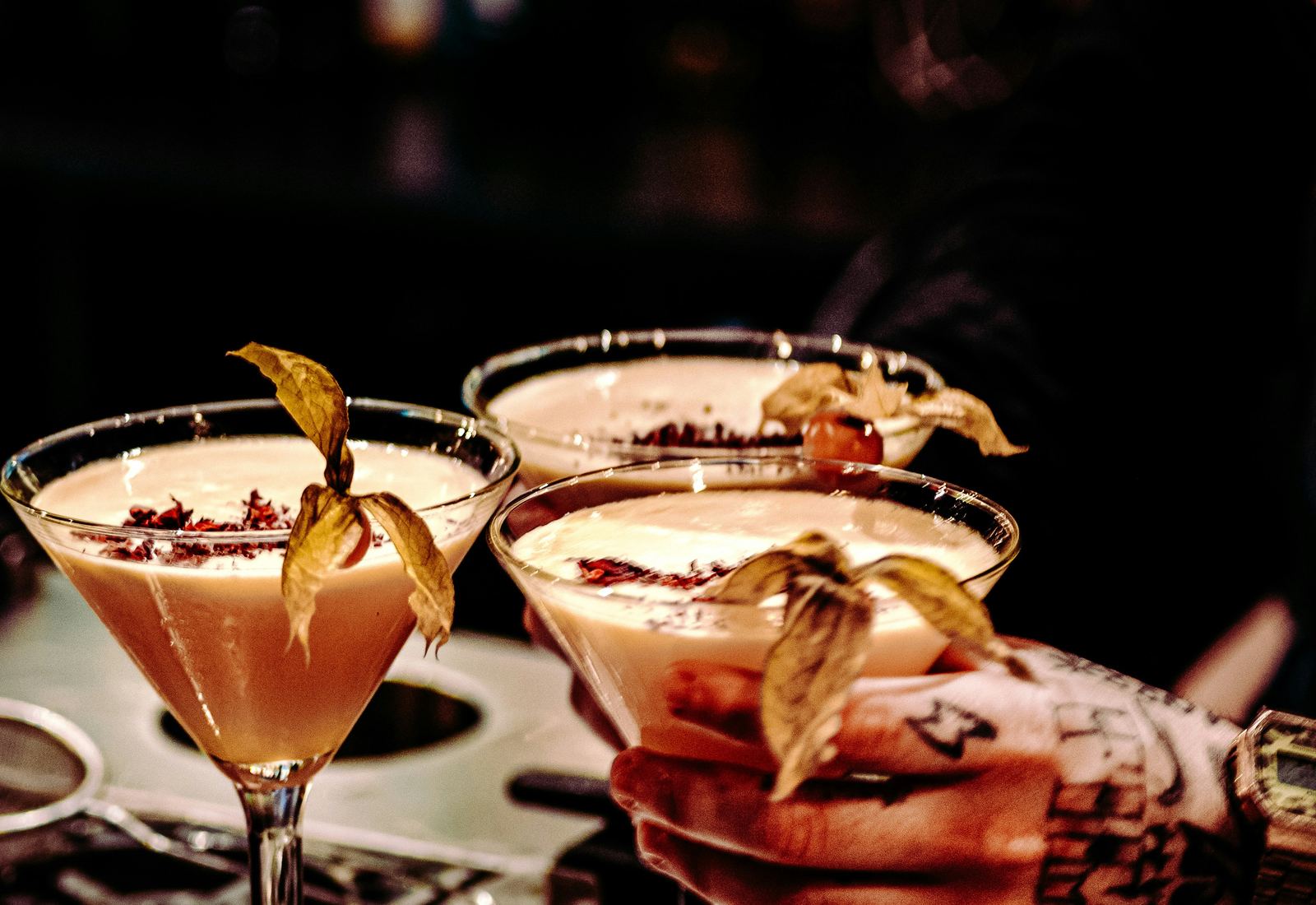 Frisch servierter Drink an der Bar