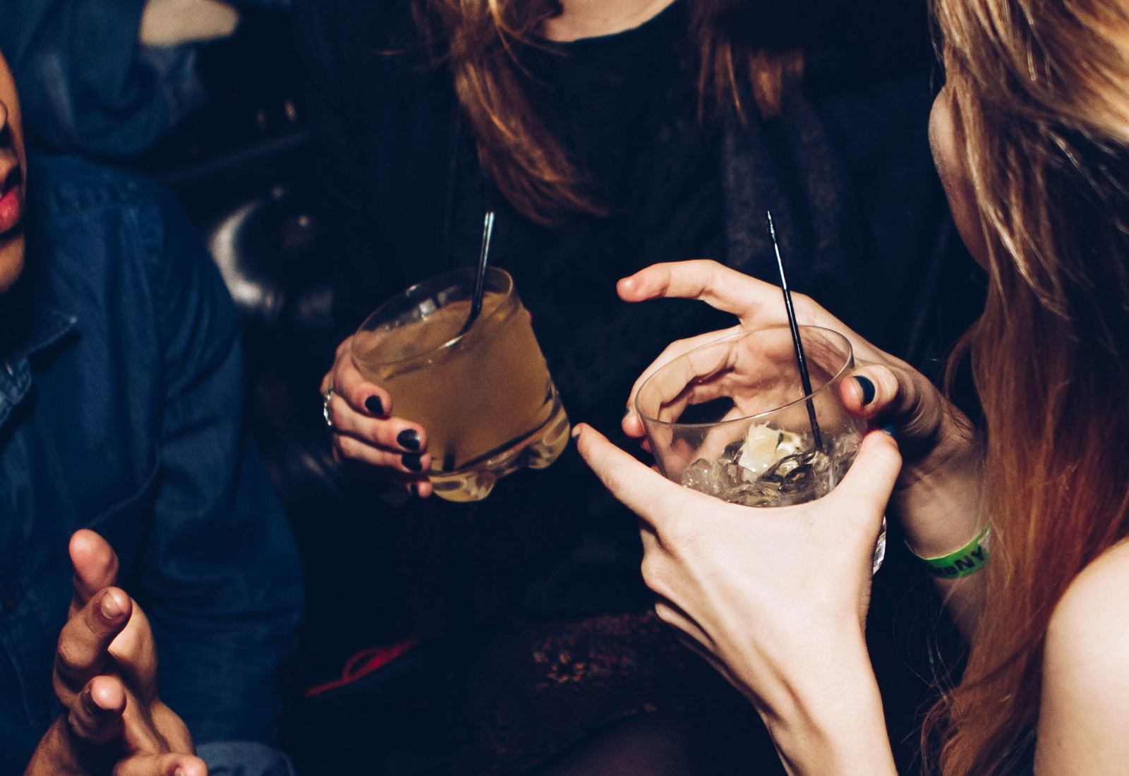 Gäste im Gespräch beim Empfang mit Getränken