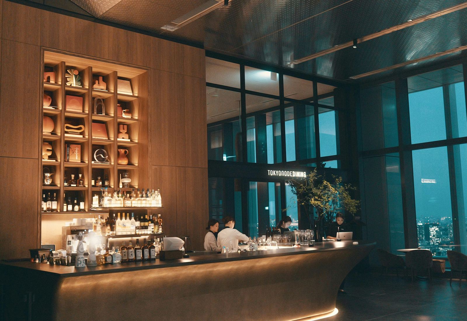Bar-Regal mit Gläsern und Flaschen – Beispielbild für die Champagner Bar