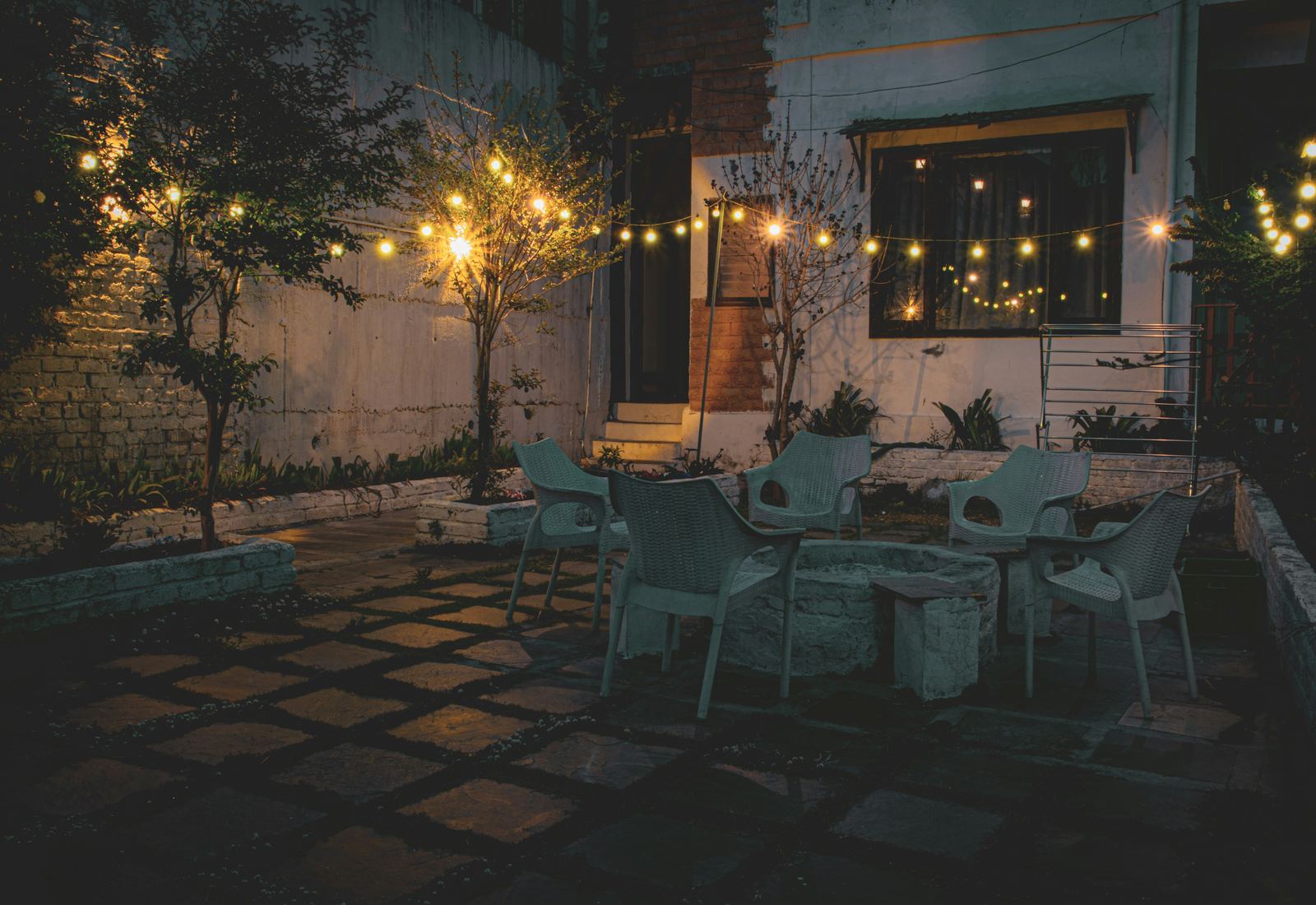 Sommerfest auf der Terrasse unter Lichterketten