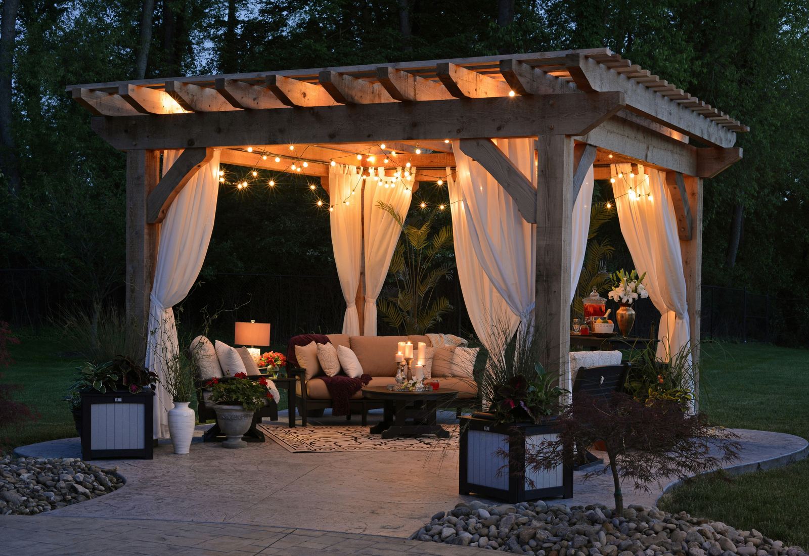 Pavillon mit Vorhängen und Lichterketten für eine freie Trauung