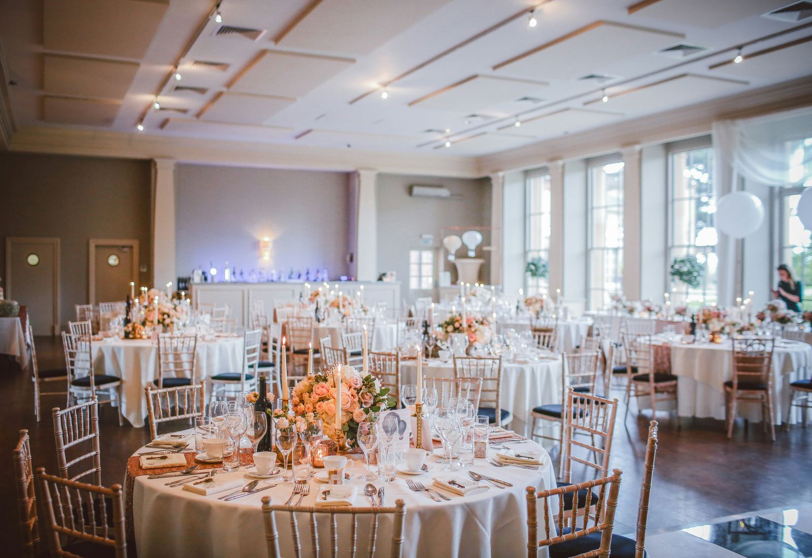 Festlich eingedeckte Tafel im Saal