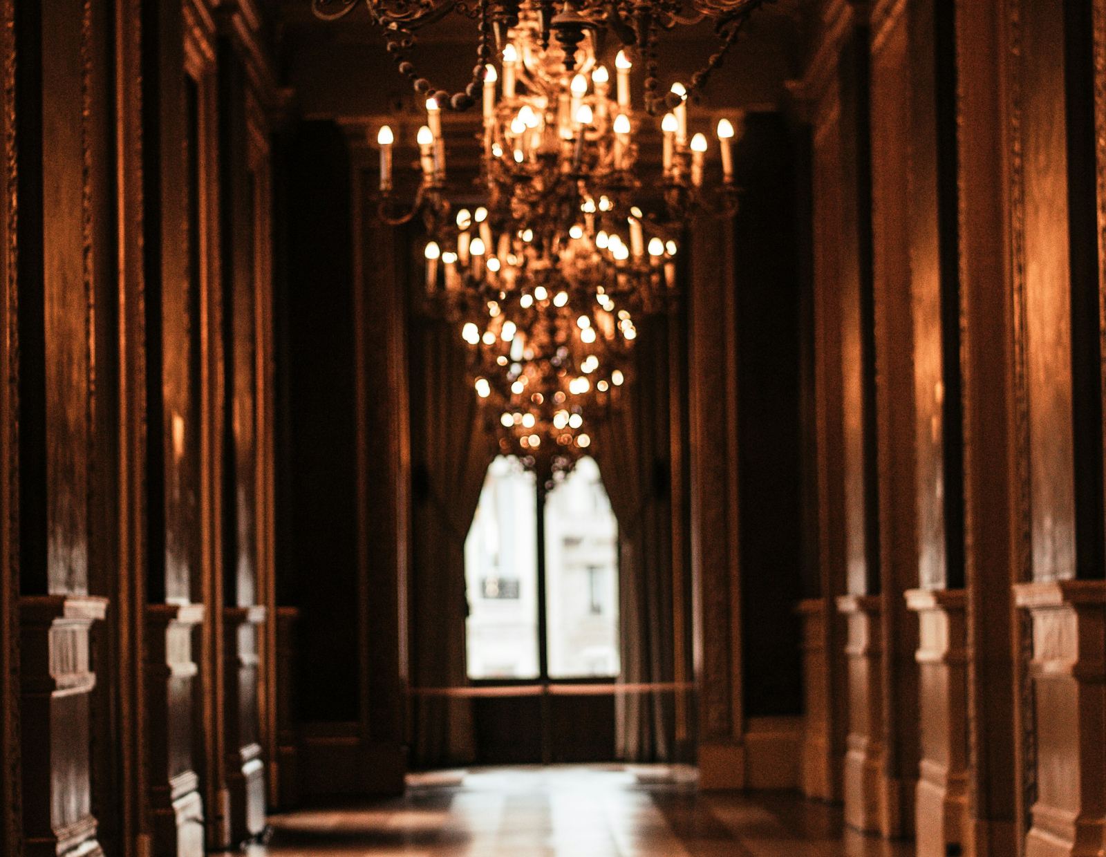 Beleuchteter Kronleuchter im historischen Saal